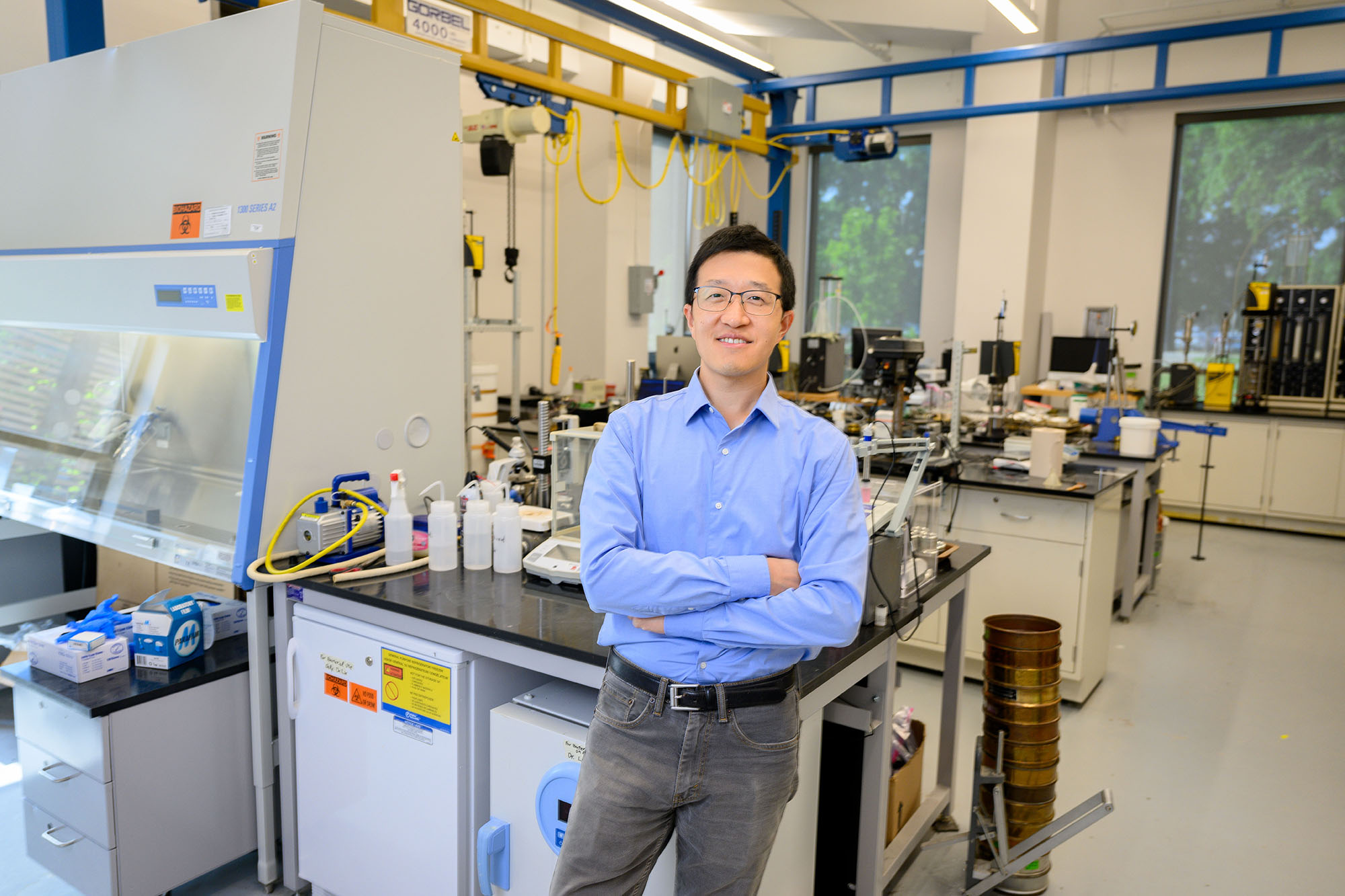 Professor Thomas Lin in lab